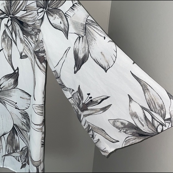 Open Back Floral Dynamite Blouse - Picture 4 of 5